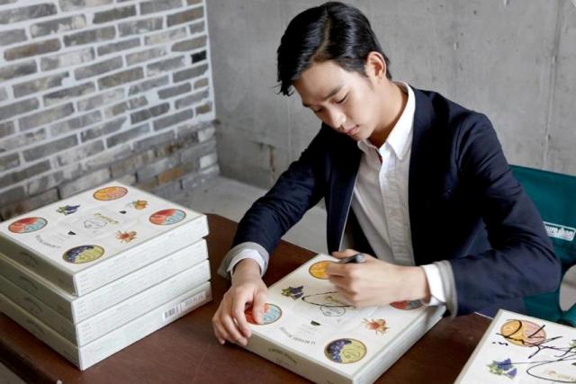 Left Handed Celebrities | Kim Soo-hyun
