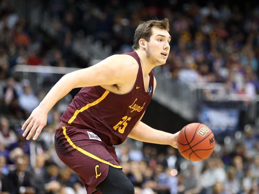 Loyola center Cameron Krutwig finds advantage in being left-handed