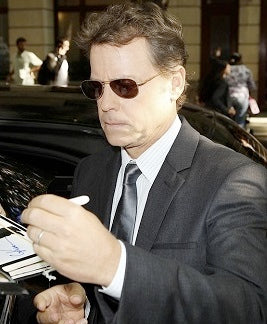 Left Handed Celebrities | Greg Kinnear