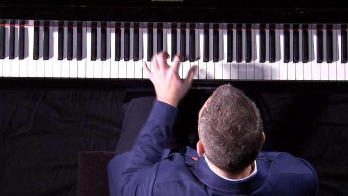 Left Handed Pianists | A Rare and Cool Talent