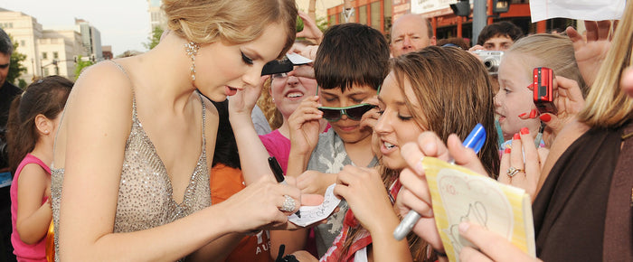 Is Taylor Swift Left Handed? Inquiring Minds Want to Know